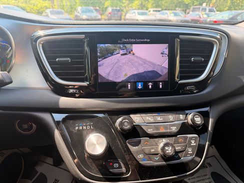 Used 2018 Chrysler Pacifica Touring-L w/ Advanced Safetytec Group FWD image 38