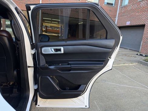 Used 2020 Ford Explorer Platinum w/ Premium Technology Package image 15