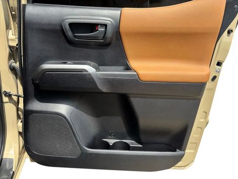 Used 2020 Toyota Tacoma SR5 AWD/4WD image 29