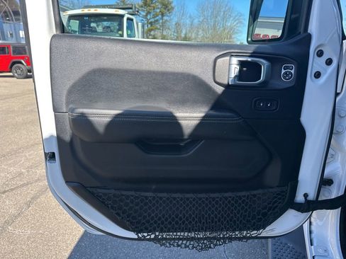 Used 2018 Jeep Wrangler Unlimited Sahara image 16