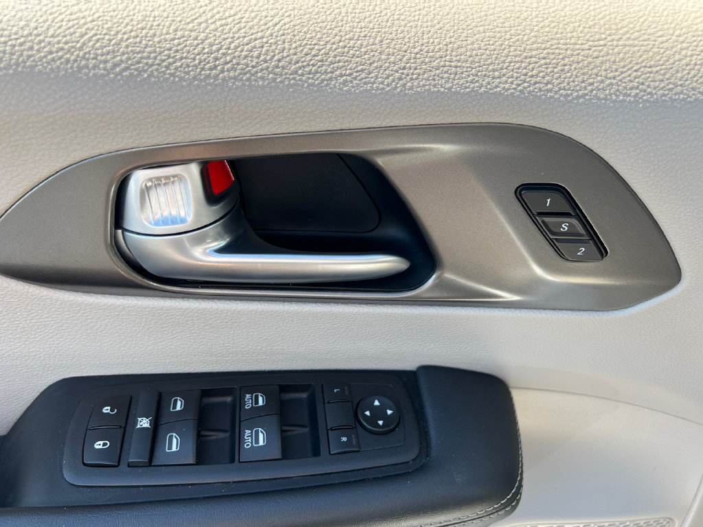 Used 2024 Chrysler Pacifica Limited FWD image 22
