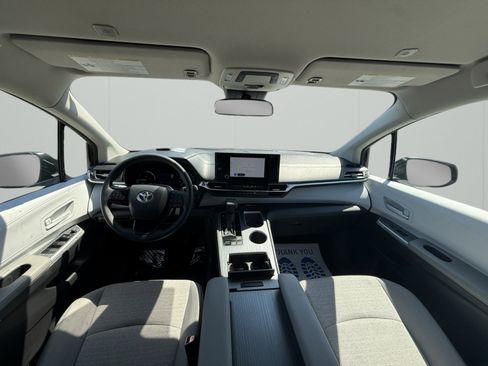 Used 2025 Toyota Sienna LE FWD image 26