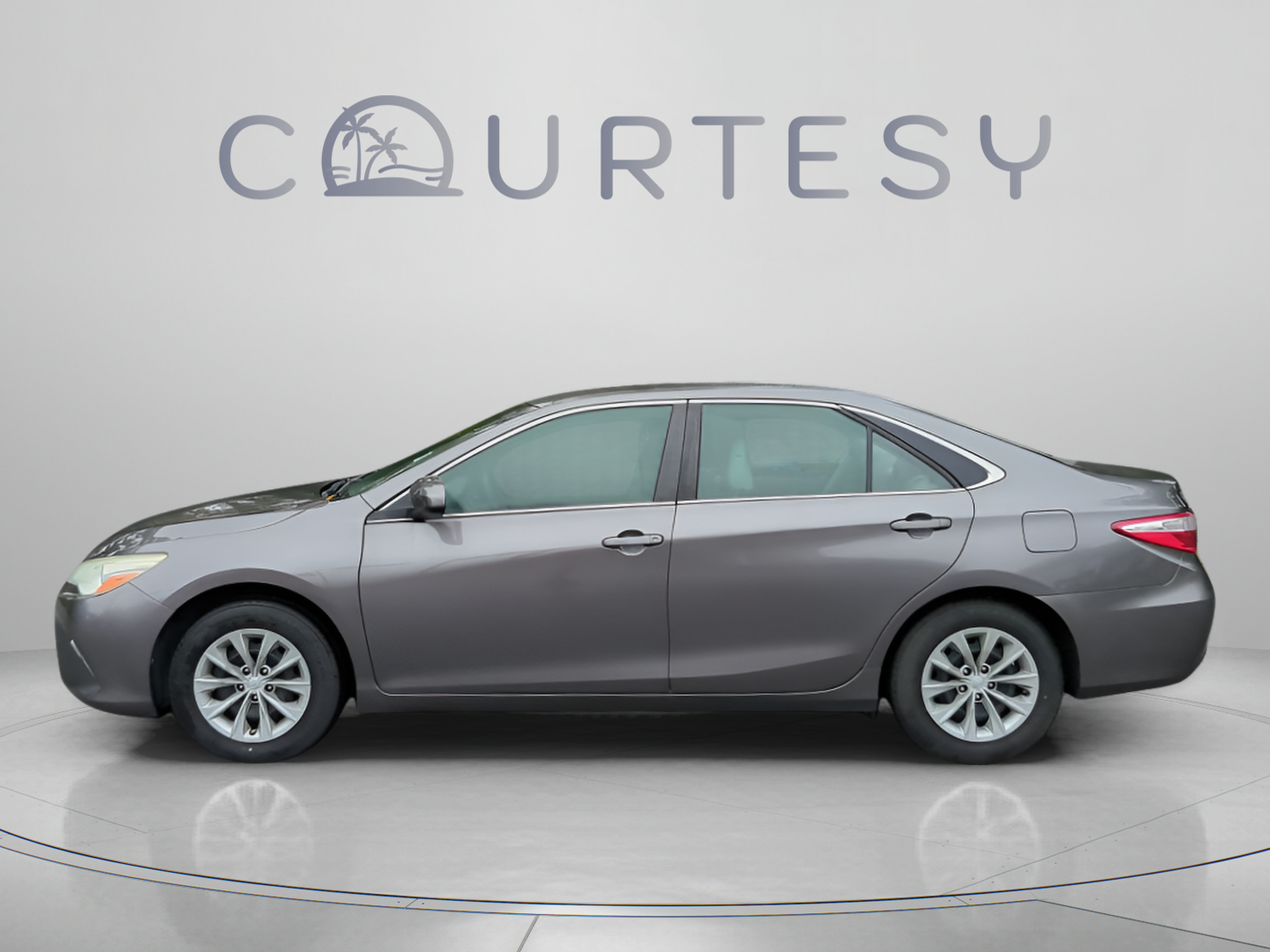 Used 2016 Toyota Camry LE FWD image 2