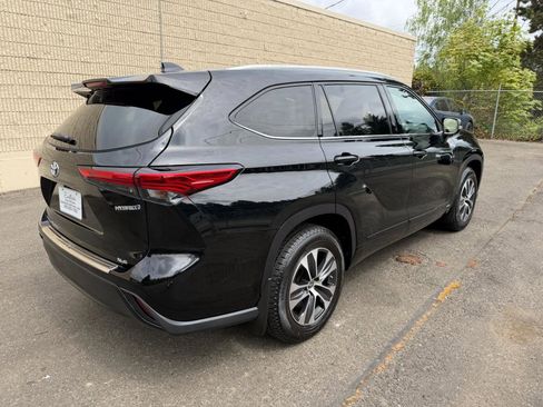 Used 2022 Toyota Highlander XLE AWD/4WD image 5