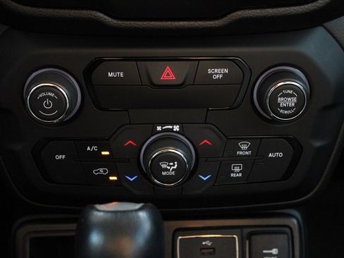 Used 2018 Jeep Renegade Limited image 25