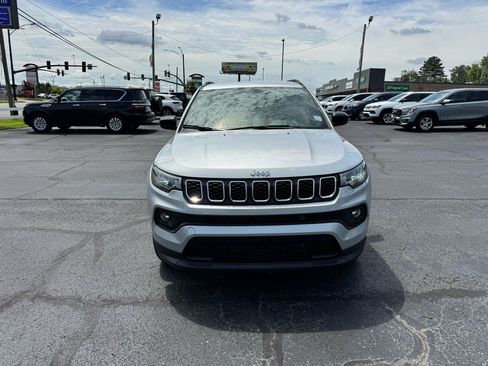 Used 2024 Jeep Compass Latitude AWD/4WD image 3
