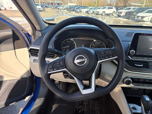 Used 2025 Nissan Altima 2.5 SV image 25