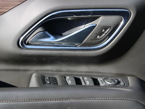 Used 2023 Chevrolet Suburban LT w/ Luxury Package RWD image 34