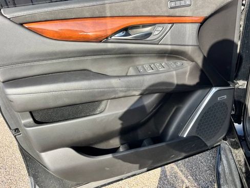 Used 2019 Cadillac Escalade Luxury RWD image 11