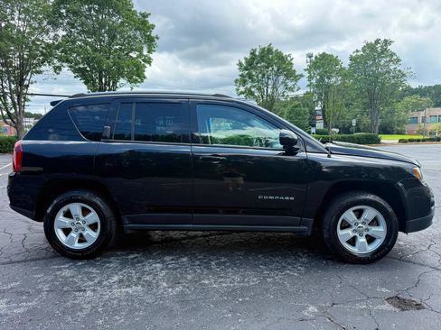 Used 2017 Jeep Compass Latitude FWD image 4
