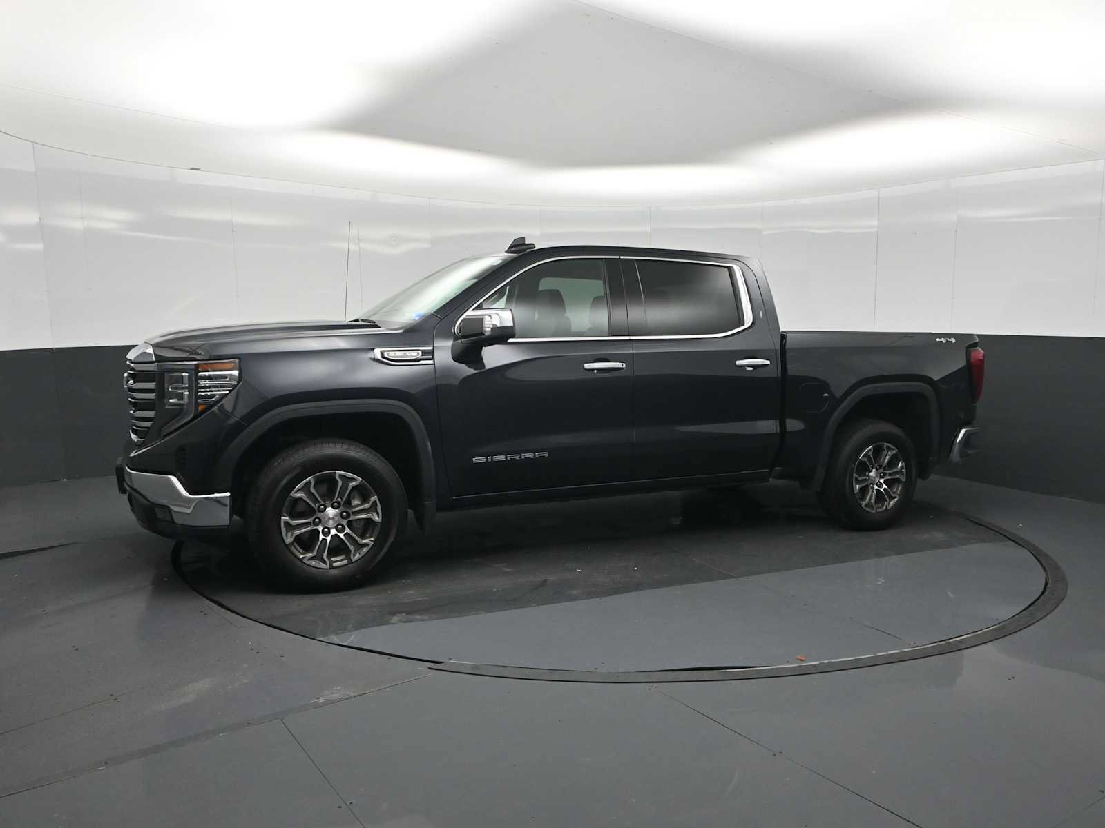 Used 2025 GMC Sierra 1500 SLT AWD/4WD image 4
