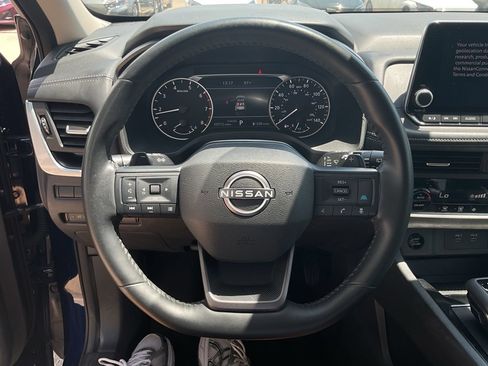 Used 2025 Nissan Rogue SV FWD image 30