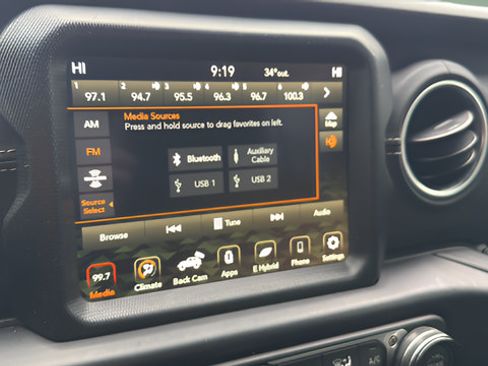 Used 2022 Jeep Wrangler Unlimited Sahara AWD/4WD image 16