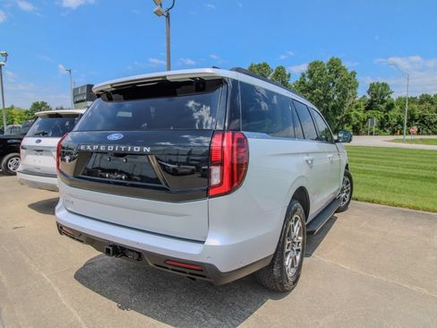 Used 2025 Ford Expedition Active AWD/4WD image 3