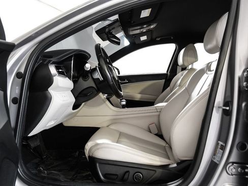 Used 2024 Genesis G70 2.5T RWD image 4