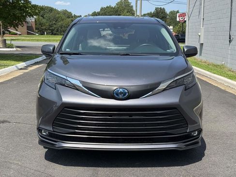 Used 2025 Toyota Sienna XLE FWD image 27