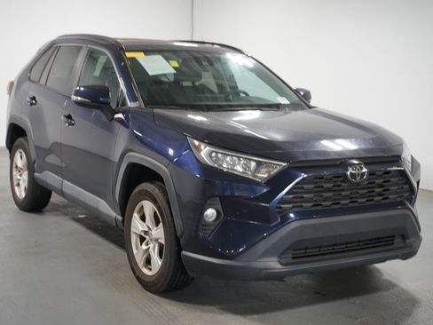 Used 2021 Toyota RAV4 XLE w/ Convenience Package FWD image 3