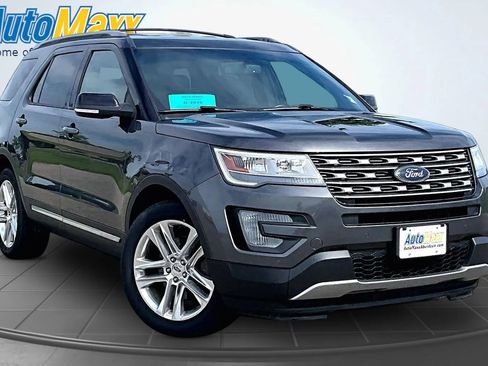 Used 2017 Ford Explorer XLT w/ Equipment Group 202A AWD/4WD image 3