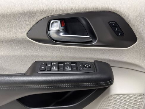 Used 2019 Chrysler Pacifica Limited FWD image 15