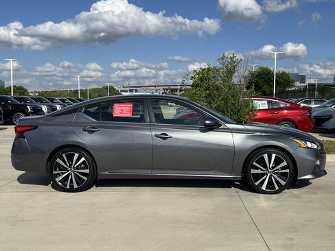 Certified 2022 Nissan Altima 2.5 SR image 3