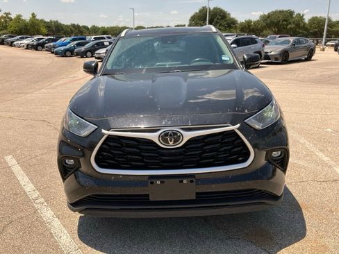 Used 2025 Toyota Highlander XLE FWD image 2