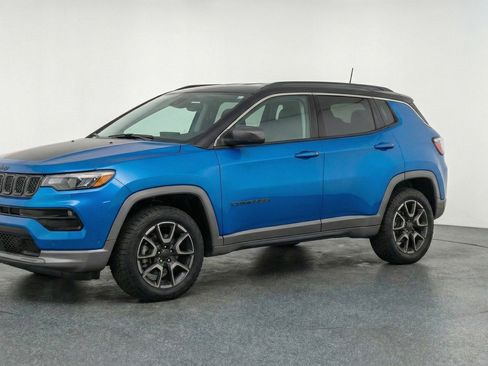 Used 2025 Jeep Compass Trailhawk AWD/4WD image 3