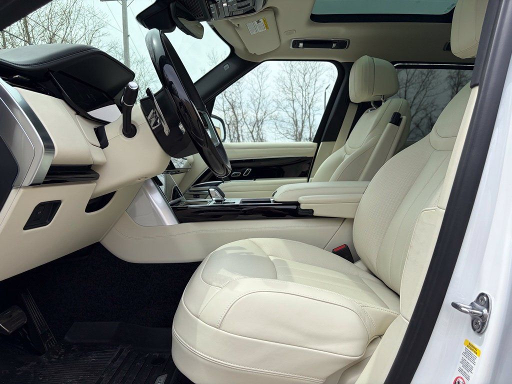 New 2025 Land Rover Range Rover SE AWD/4WD image 11