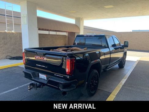 Used 2022 GMC Sierra 2500 Denali w/ Denali Black Diamond Edition AWD/4WD image 4