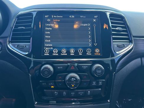 Used 2022 Jeep Grand Cherokee Laredo X AWD/4WD image 24
