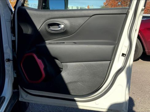 Used 2022 Jeep Renegade Trailhawk image 22