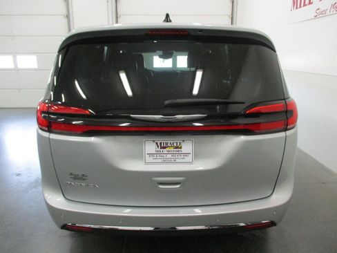 Used 2024 Chrysler Pacifica Touring-L image 5