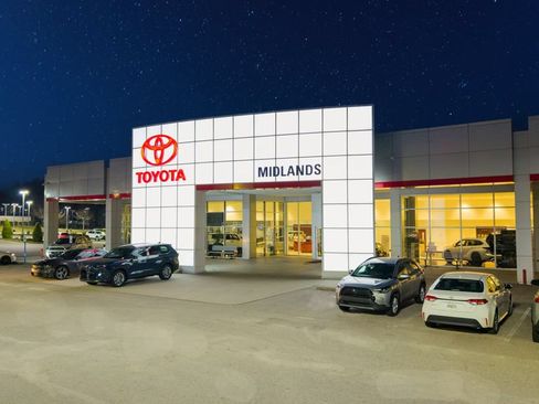Used 2025 Toyota Tundra SR w/ SR Tow Package AWD/4WD image 2