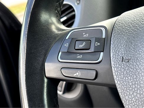 Used 2016 Volkswagen Tiguan S image 10