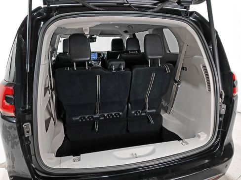Used 2024 Chrysler Pacifica Touring-L FWD image 8
