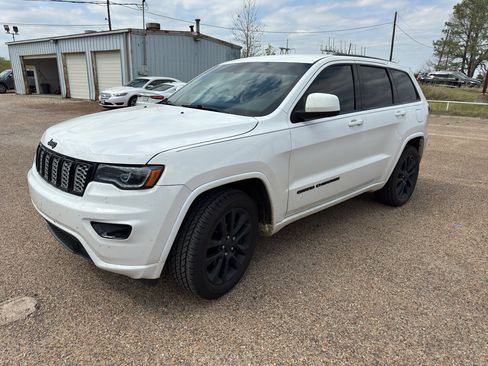 Used 2020 Jeep Grand Cherokee Altitude image 3