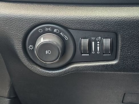 Used 2025 Chrysler Pacifica Select FWD image 19
