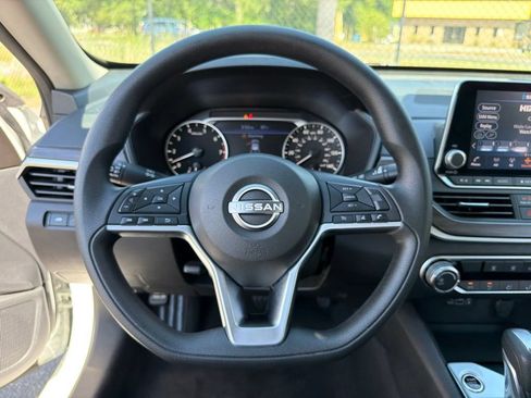 Used 2025 Nissan Altima 2.5 SV FWD image 15