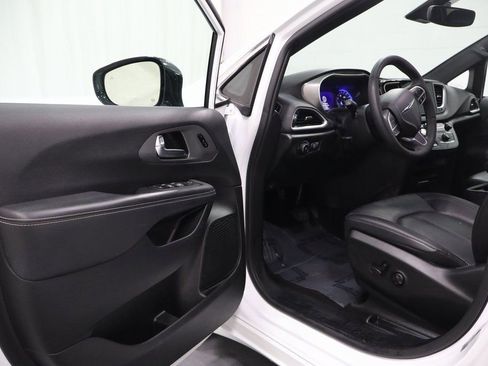 Used 2025 Chrysler Pacifica Select FWD image 11