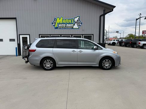 Used 2018 Toyota Sienna XLE w/ Entertainment Package FWD image 7