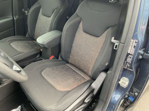 Used 2023 Jeep Renegade Latitude AWD/4WD image 29