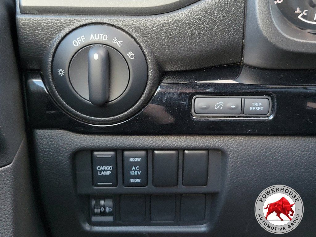 Used 2024 Nissan Titan SV w/ SV Convenience Package RWD image 27