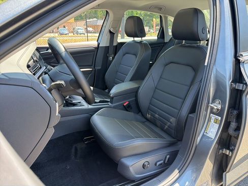 Used 2024 Volkswagen Jetta SE w/ Panoramic Sunroof Package FWD image 18