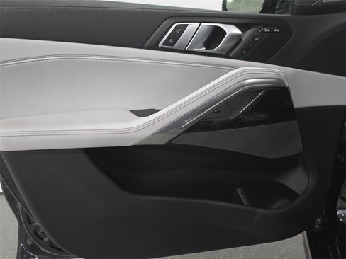 Used 2025 BMW X6 xDrive40i w/ Premium Package image 23