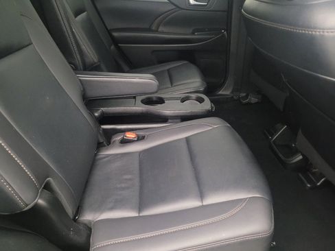 Used 2019 Toyota Highlander XLE FWD image 19