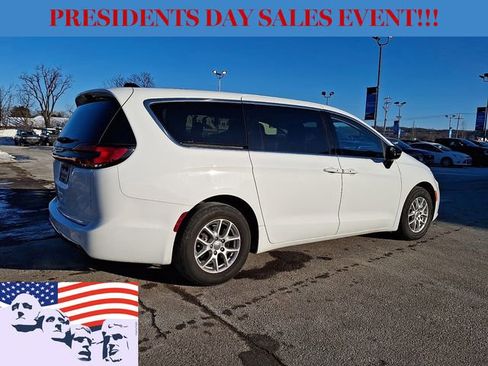 Used 2024 Chrysler Pacifica Touring-L image 11