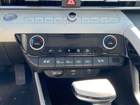 New 2025 Hyundai Elantra Limited image 18