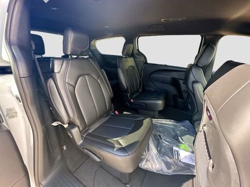 New 2026 Chrysler Pacifica Select image 30