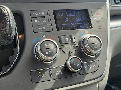 Used 2020 Toyota Sienna L w/ Carpet Mat Package FWD image 10