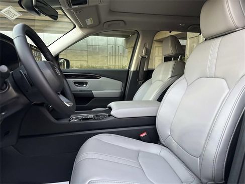 New 2025 Honda Pilot Touring image 7