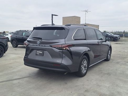 Used 2025 Toyota Sienna XLE w/ XLE Plus Package FWD image 5